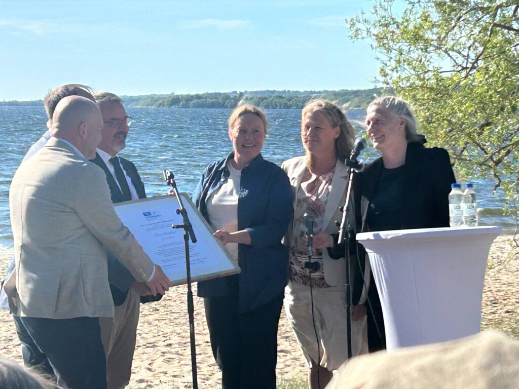 Kommunalråden i Eslöv, Sjöbo och Lunds kommuner tar emot Unescoutnämningen tillsammans med Anna-Karin Poussart. Anneli Harlén, och Johanna MacTaggart,Biosfärprogrammets ordförande och nationella koordinator, välkomnande Storkriket till Biosfärframiljen. Foto: Sofia Gustafsson Guldbrand